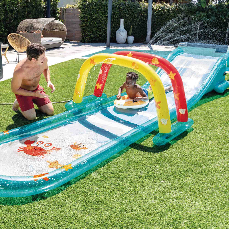 Intex Scivolo Acquatico Gonfiabile Surf, con Spruzzino e Due Mini Tavole Surf, PVC, Multicolore, 561x137x99 cm